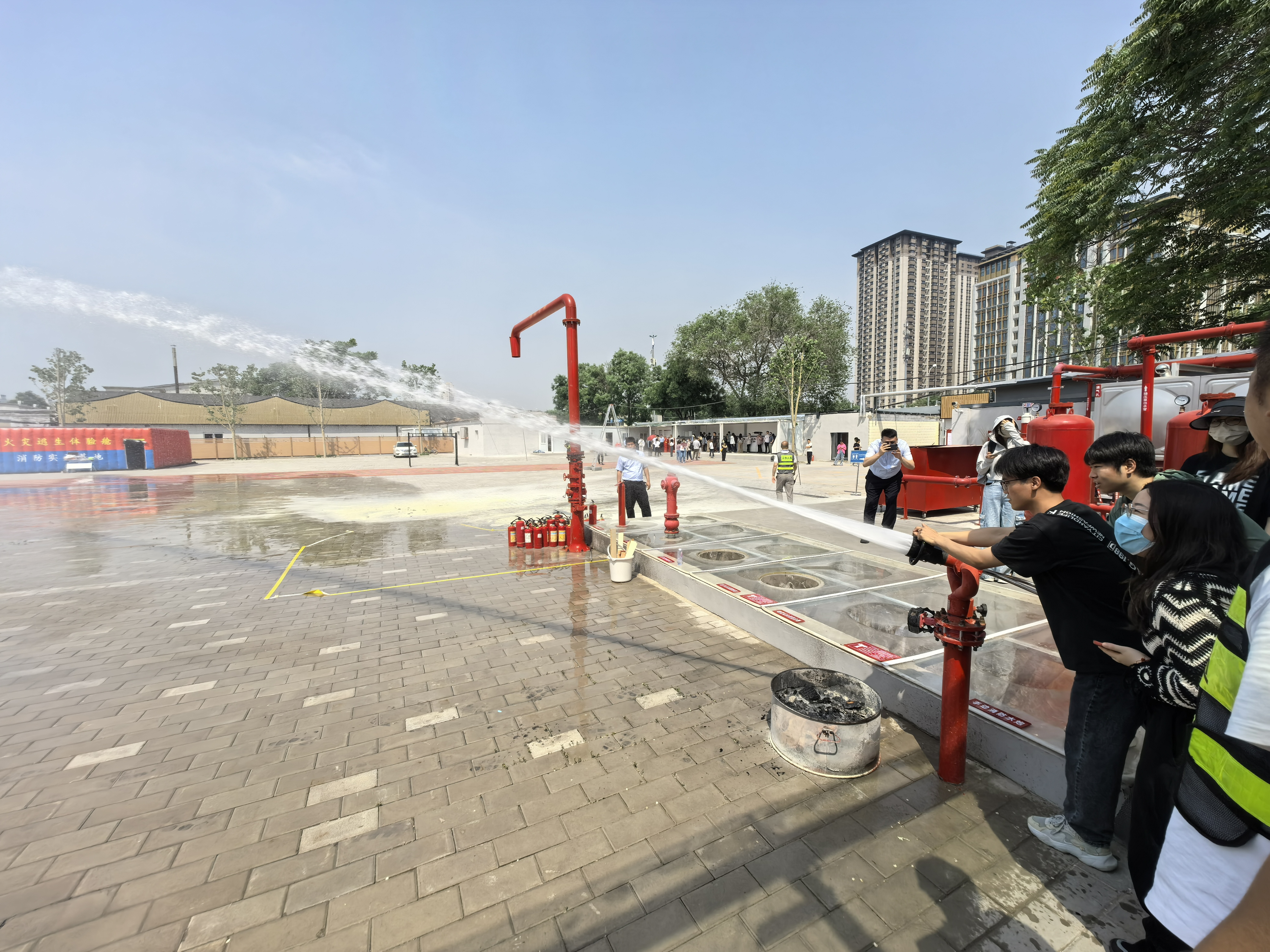 固定式消防炮实景灭火